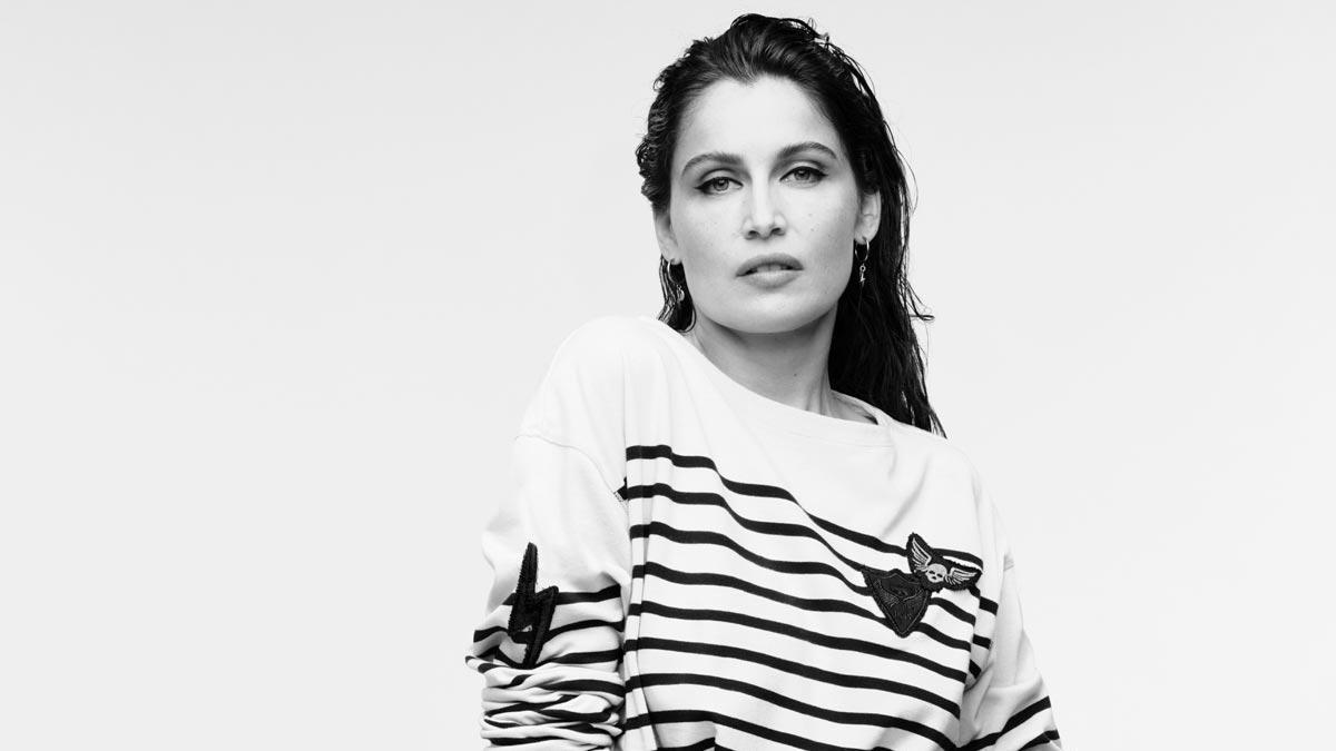 La modelo Laetitia Casta posa para la colección 'Free the sea' con la camiseta marinera de IKKS