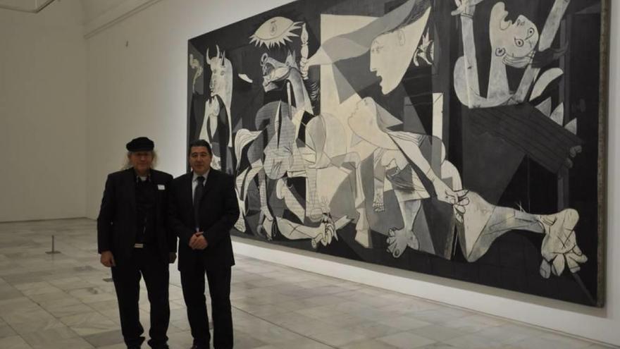 Junto al &#039;Guernica&#039;, Fernando Juan Picornell Cantero y Manuel González Núñez (Magnú).