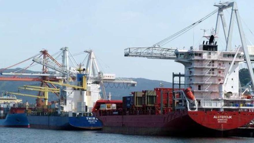 Buques atracados en la terminal de Guixar, con las cuatro grúas operando al mismo tiempo. // R. Grobas