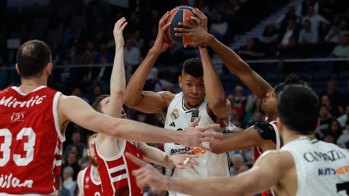El pívot del Real Madrid Edy Tavares lucha con los jugadores del Armani Milán durante el partido de la EuroLiga