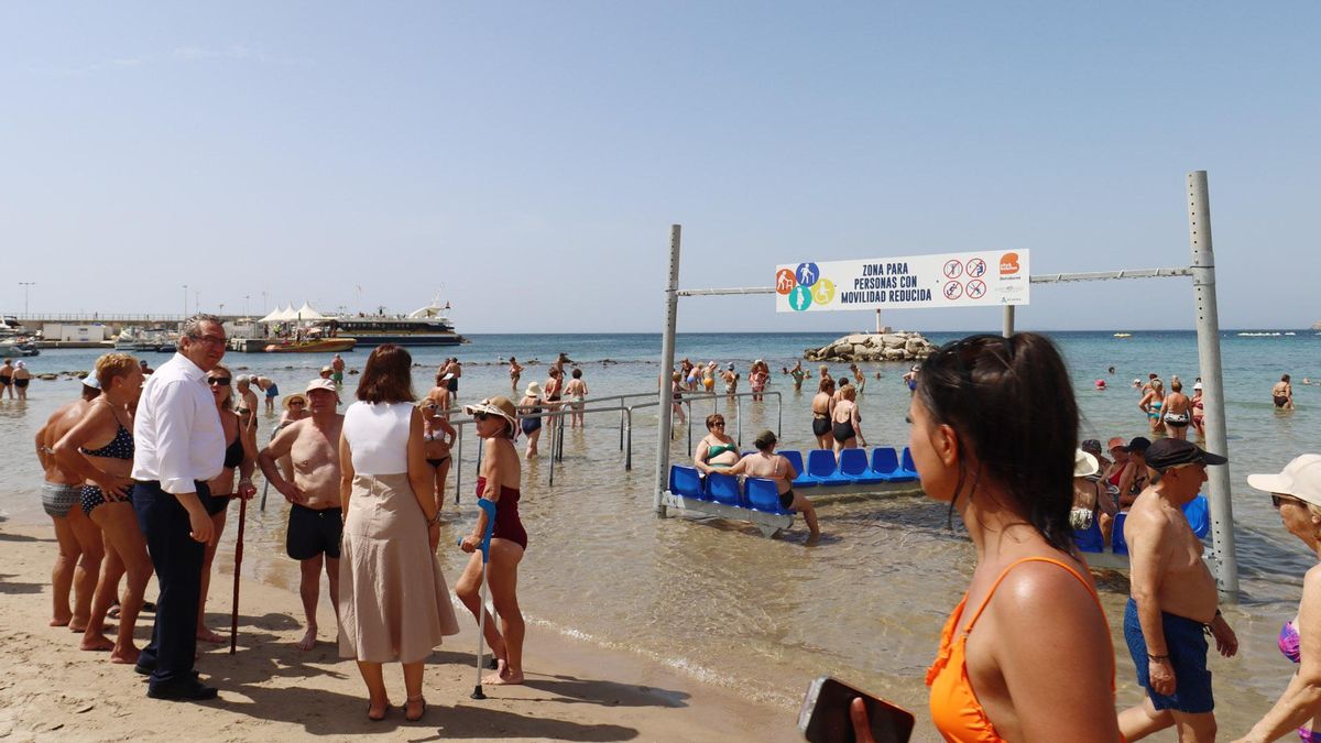 El alcalde y la concejala en el nuevo punto para movilidad reducida en Benidorm.