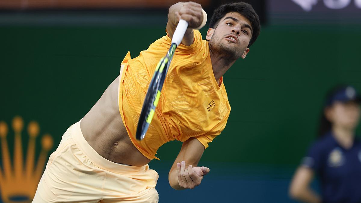 Carlos Alcaraz sirve durante el BNP Paribas Open en Indian Wells