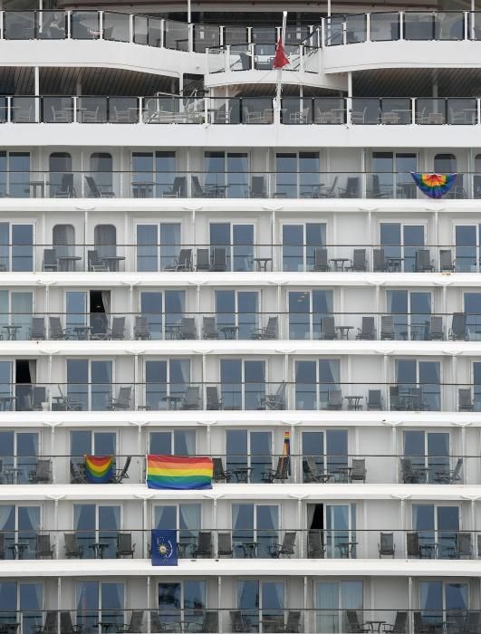 El buque Celebrity Silhouette recala en el puerto de A Coruña con 2.850 cruceristas gays a bordo.