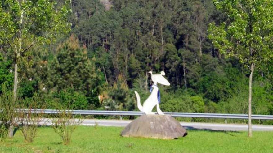 Escultura dedicada al festival instalada en la entrada de Cans