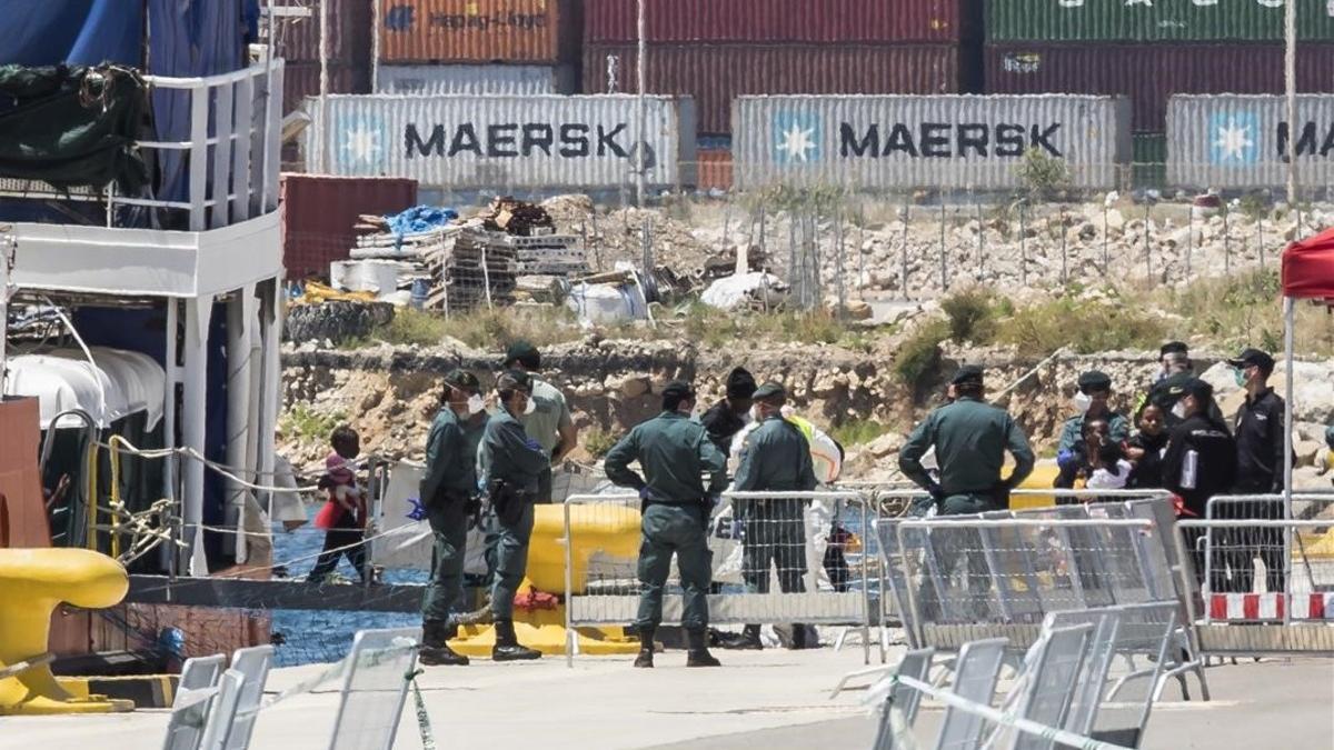 El barco Aquarius a su llegada al puerto de Valencia