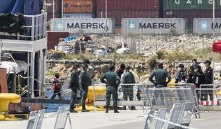 El Gobierno insiste en que el pesquero español debe desembarcar a los inmigrantes en Libia pese a las críticas de las oenegés