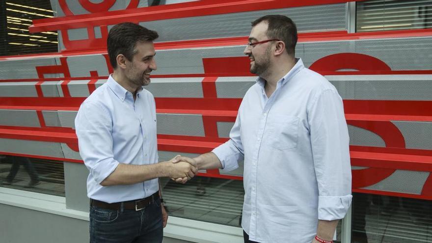 José María Pérez y Adrián Barbón, se saludan.