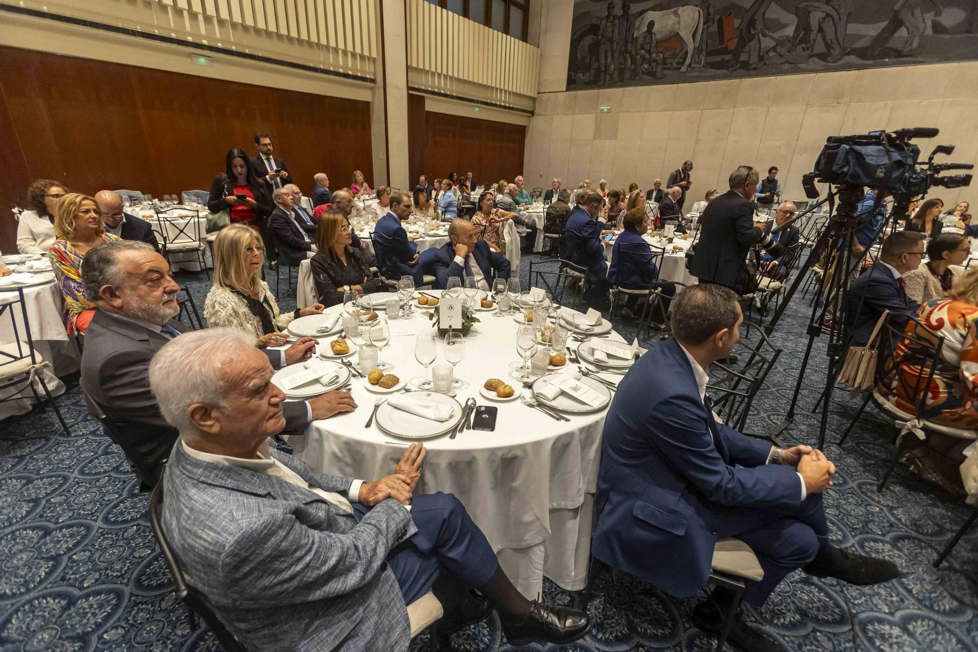 La Asociación Día de Galicia en Asturias entrega su medalla de oro a Adrián Barbón y Carmen Moriyón