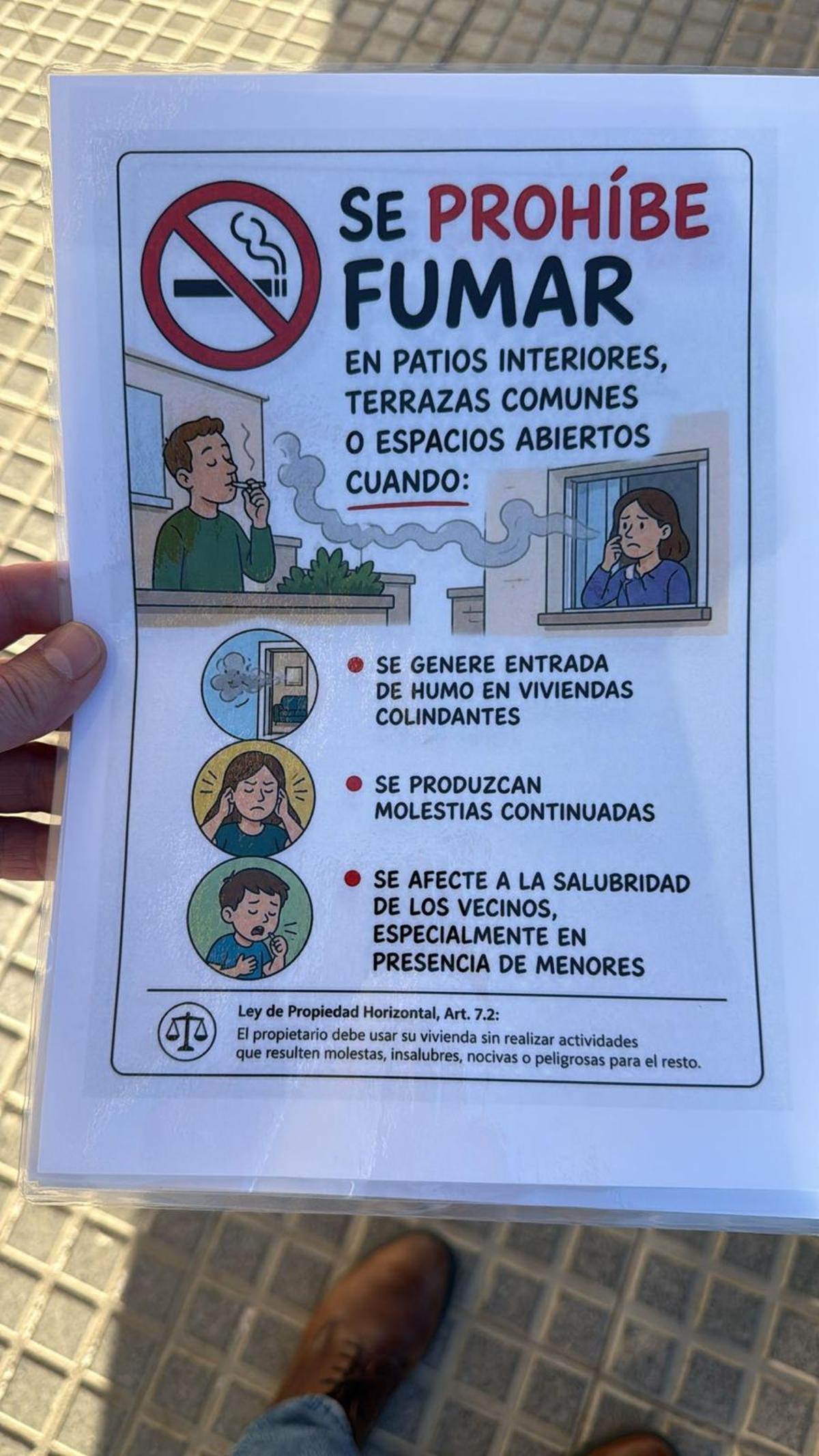Cartel prohibiendo fumar en terrazas y balcones