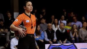 La árbitro de baloncesto Esperanza Mendoza.