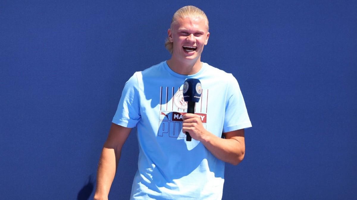 Erling Haaland, dirigiéndose a la afición del Manchester City