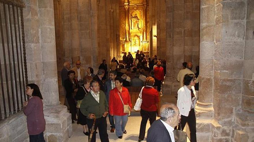 Decenas de zamoranos recorren el interior del templo rehabilitado.