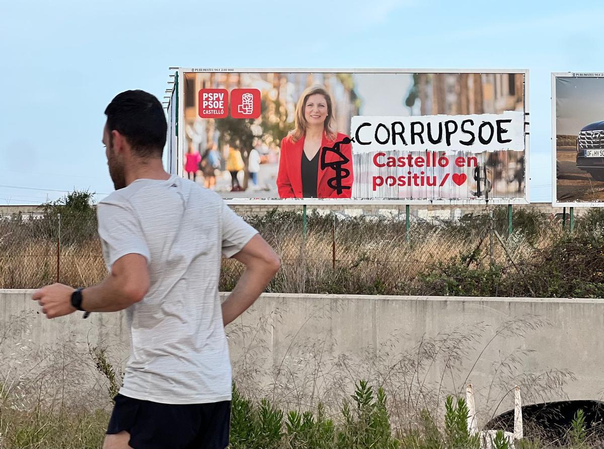 Valla de 'CorruPSOE', este lunes, en la ronda este de Castelló.