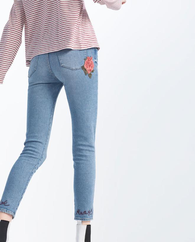 Pantalón denim bordado, Zara (29,95€)