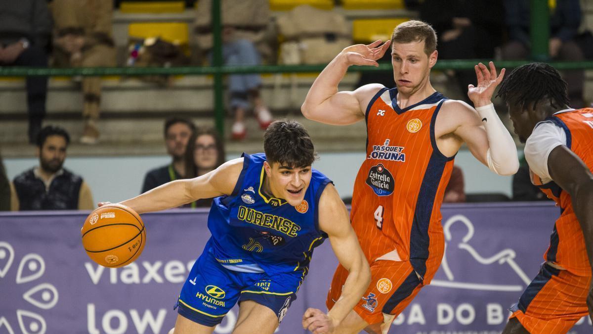 Paul Jorgensen y Abdou Thiam defienden ante Isaac Vázquez en el derbi contra el COB en el Paco Paz.