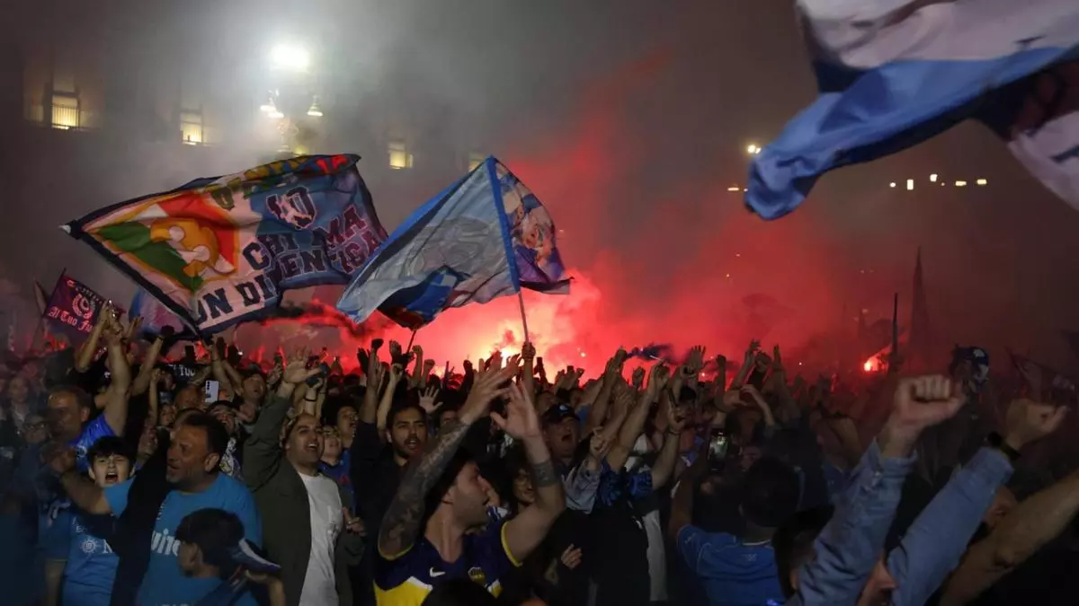 Miles de aficionados del Nápoles celebran en las calles de la ciudad el cuarto título liguero de su historia