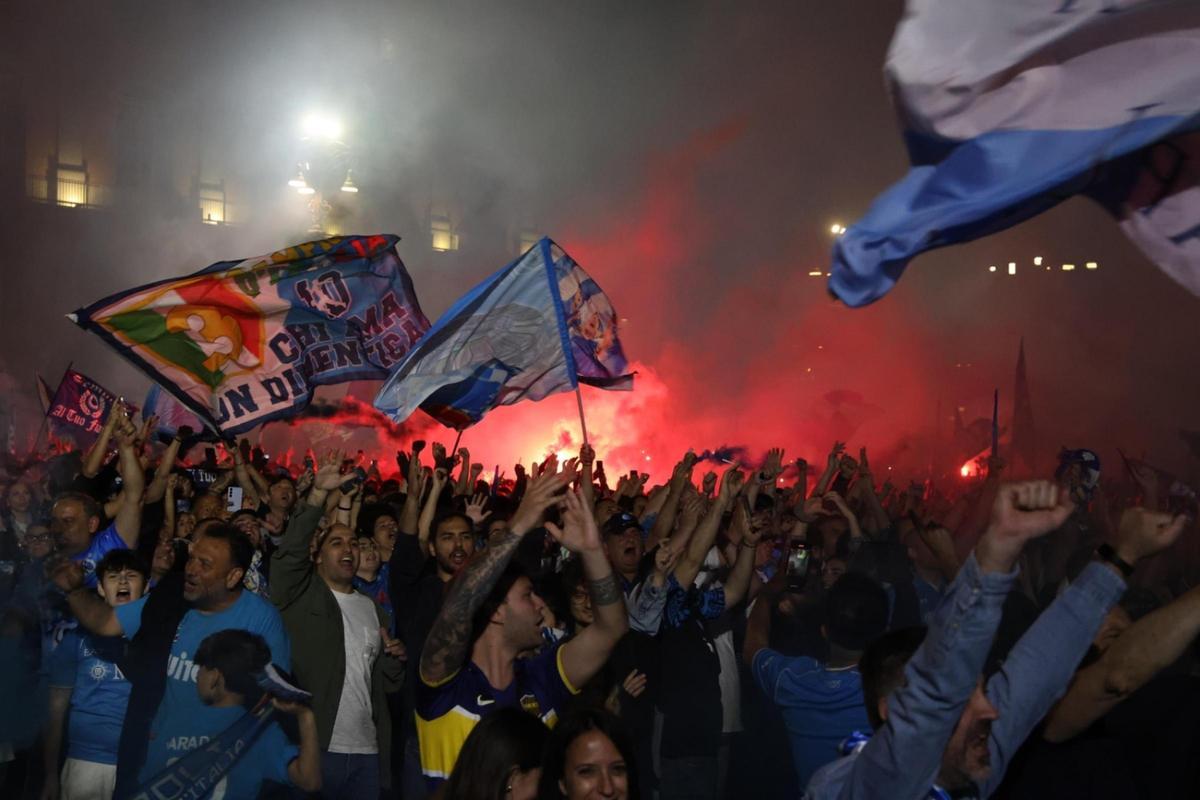Miles de aficionados del Nápoles celebran en las calles de la ciudad el cuarto título liguero de su historia