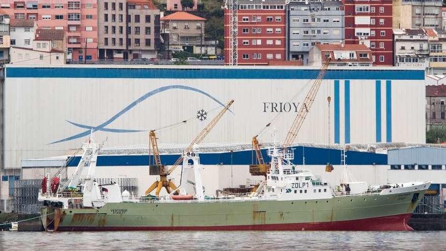 El "Venturer", participado por Pescapuerta, en el muelle de Frioya. // Paula Fariña