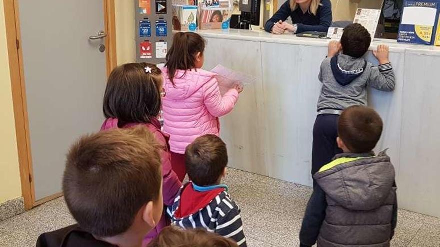 Niños del CRA comparten el cartel con los vecinos. // D.B.M.