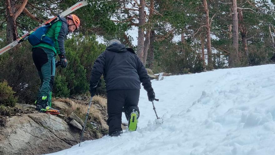 Rescatan a un esquiador que se quedó atrapado en la nieve en Ourense