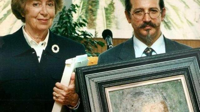 Mariángeles Tossi Botello e Camilo Camaño no acto de entrega ao Concello de Cangas dun retrato feito por Ángel Botello da súa nai, Bonis Barros.