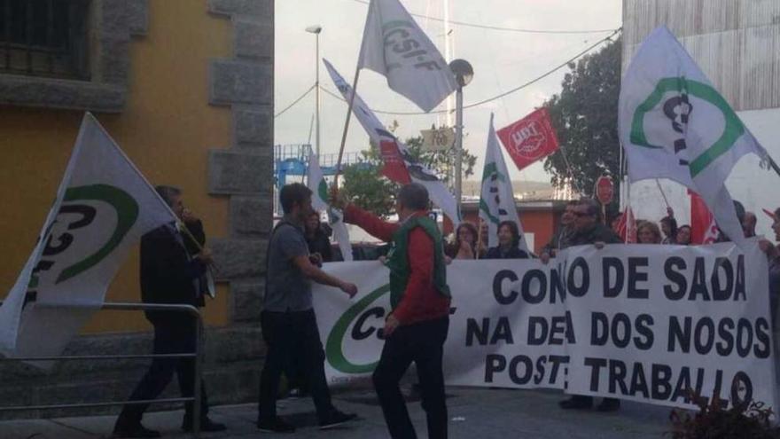 Protesta de trabajadores afectados por la sentencia, el pasado 27 de mayo, al salir del pleno el alcalde.