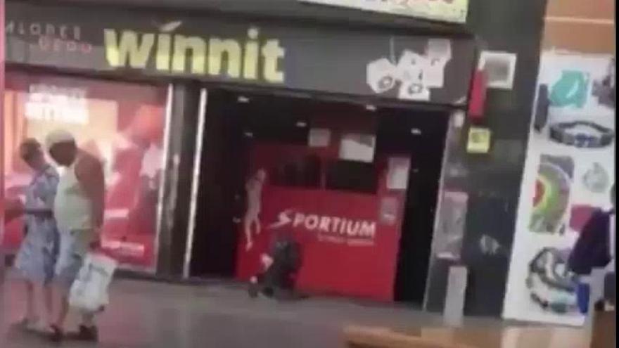 "¡Qué puto vicio!": Deja a su niño en la puerta de un local de apuestas en Canarias