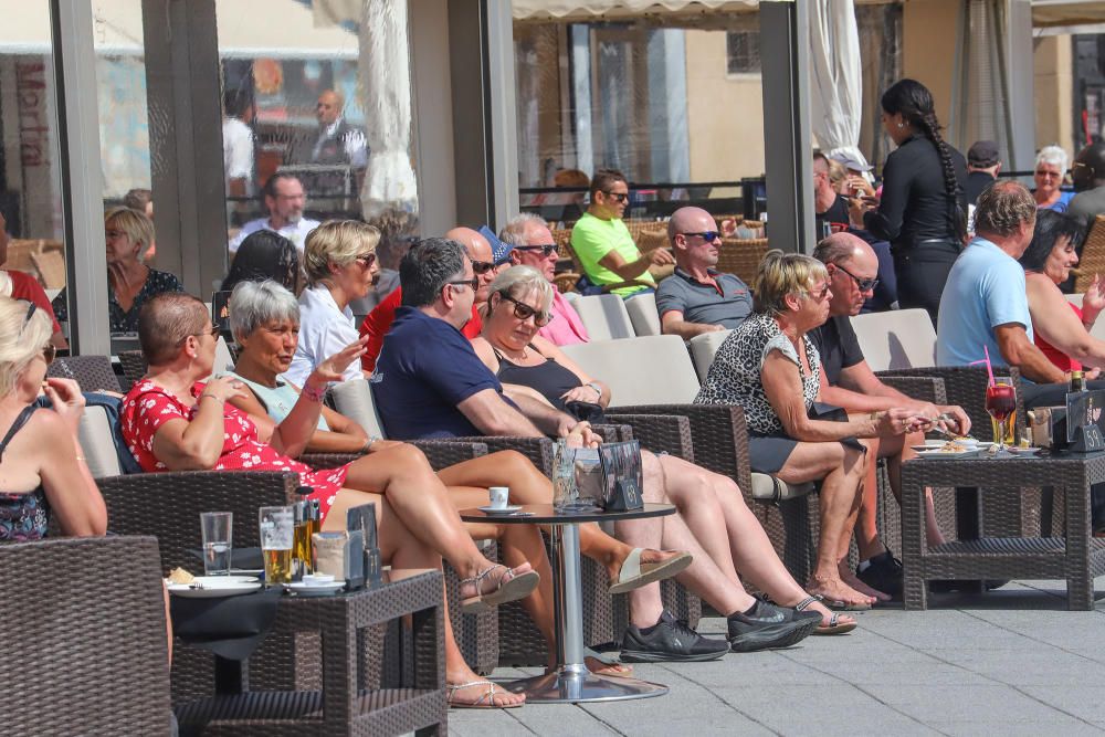 Imágenes de Torrevieja de este viernes 13 de marzo con terrazas y paseos llenos y playas animadas