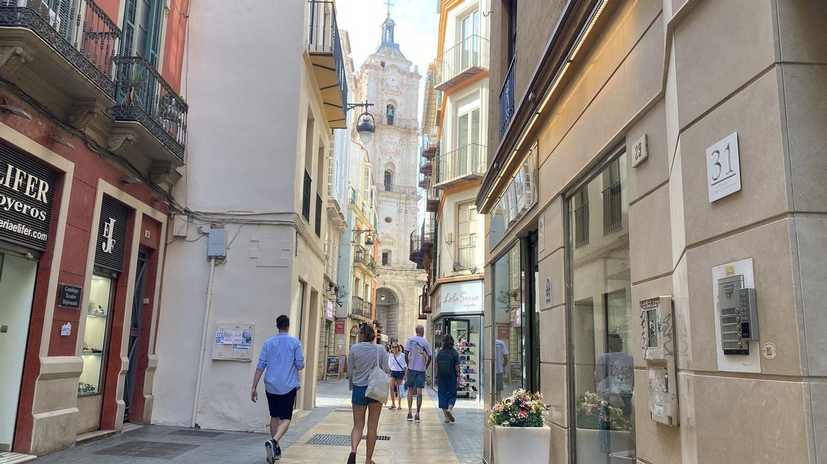 Una imagen de la calle San Juan, en el centro de Málaga, codiciada por las marcas internacionales.