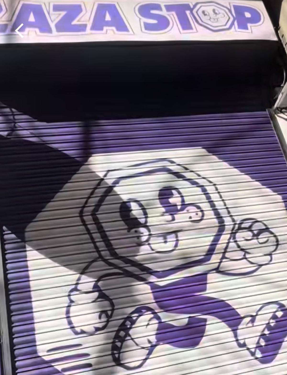 Persiana y exterior de ZazaStop, en su local en la avenida Madrid de Zaragoza