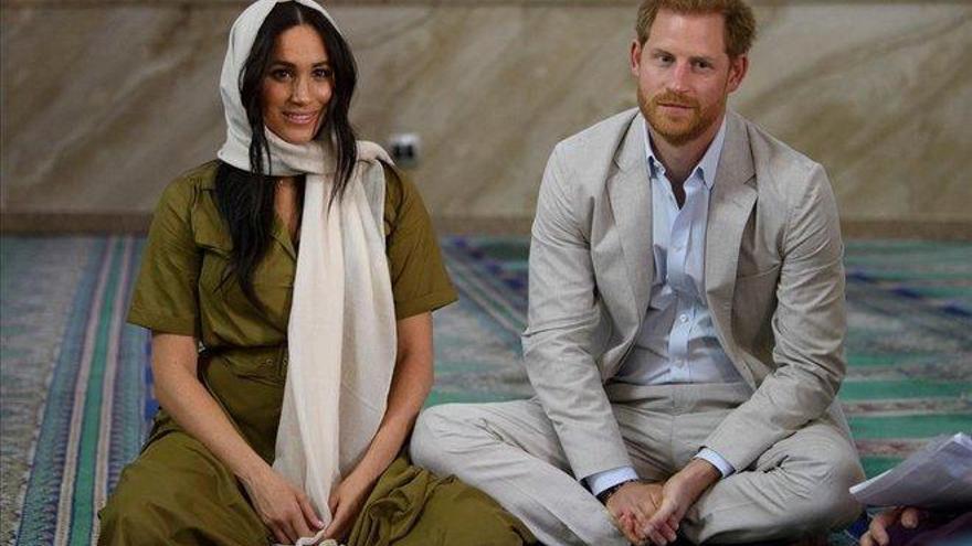 Meghan Markle se pone el velo para visitar la mezquita más antigua de Sudáfrica