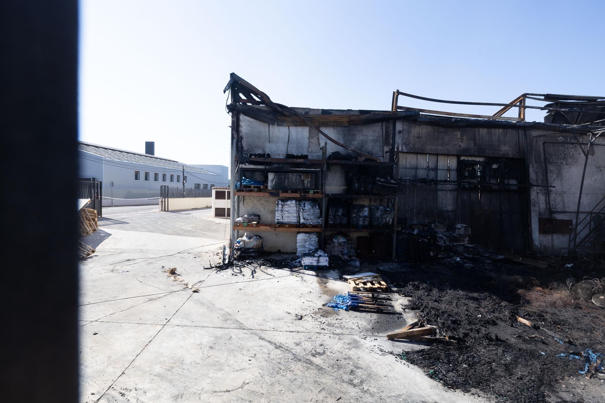 Desoladoras imágenes el día después del incendio de la nave de Citubo en Ibiza