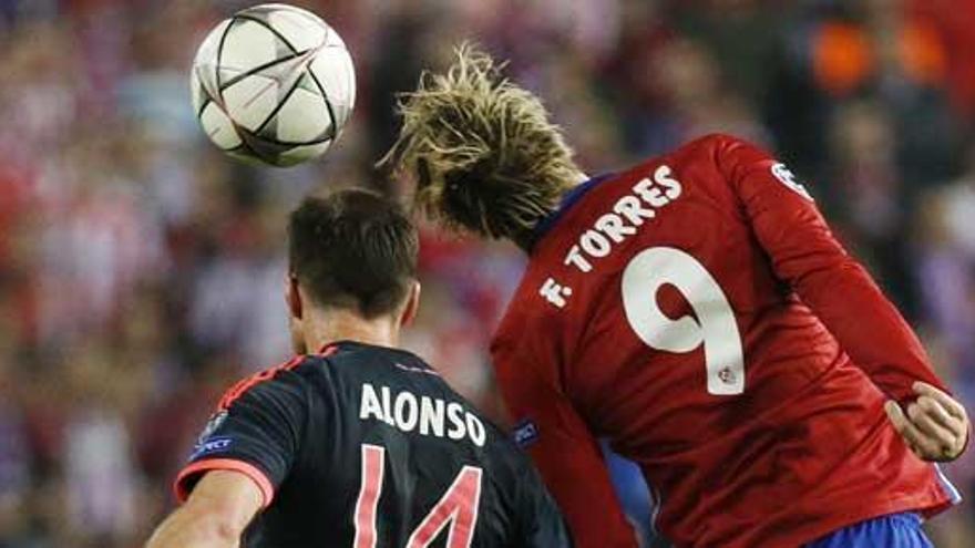 Torres pugna por un balón con Xabi Alonso.