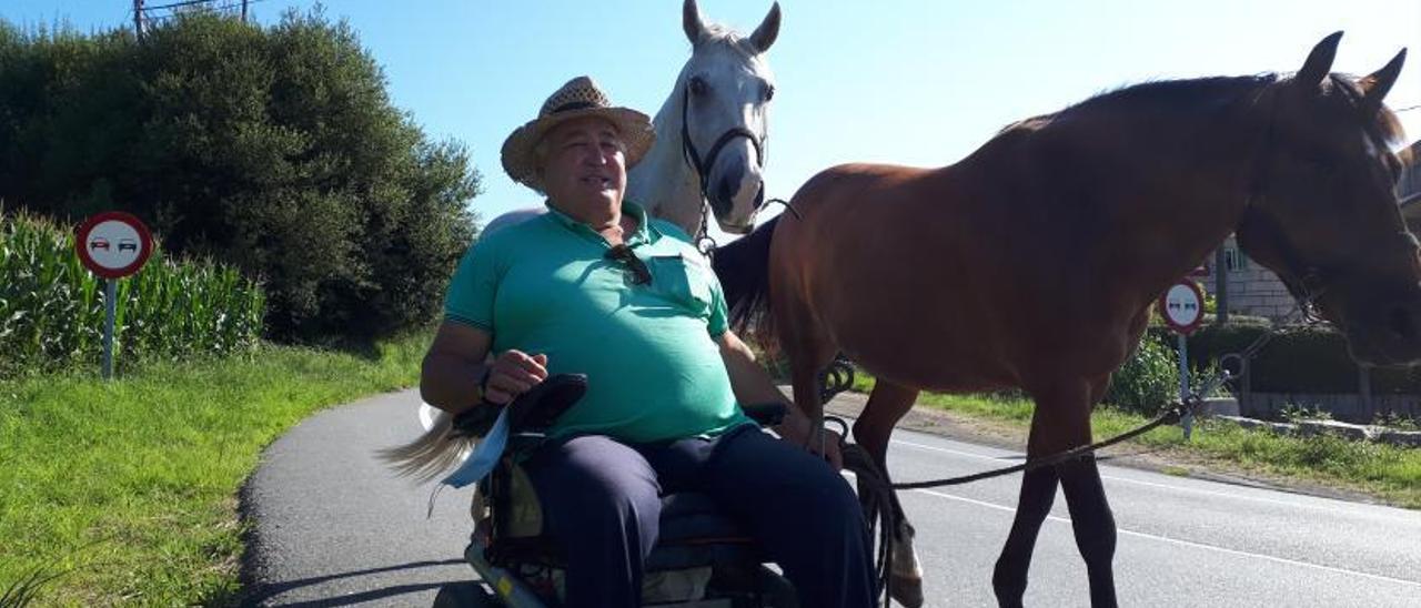 Manuel Novegil Palmeiro traslada a dos sus yeguas Karina y Chula, por el arcén de la carretera N-554 de Vilaboa.   | // FDV