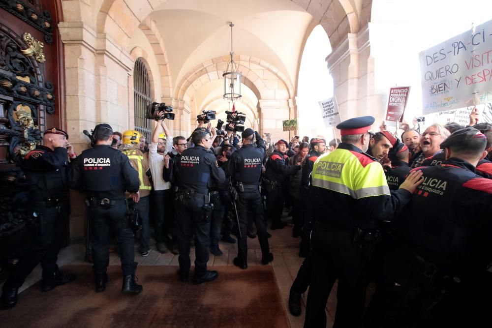 Mossos i Bombers protesten al Parlament.