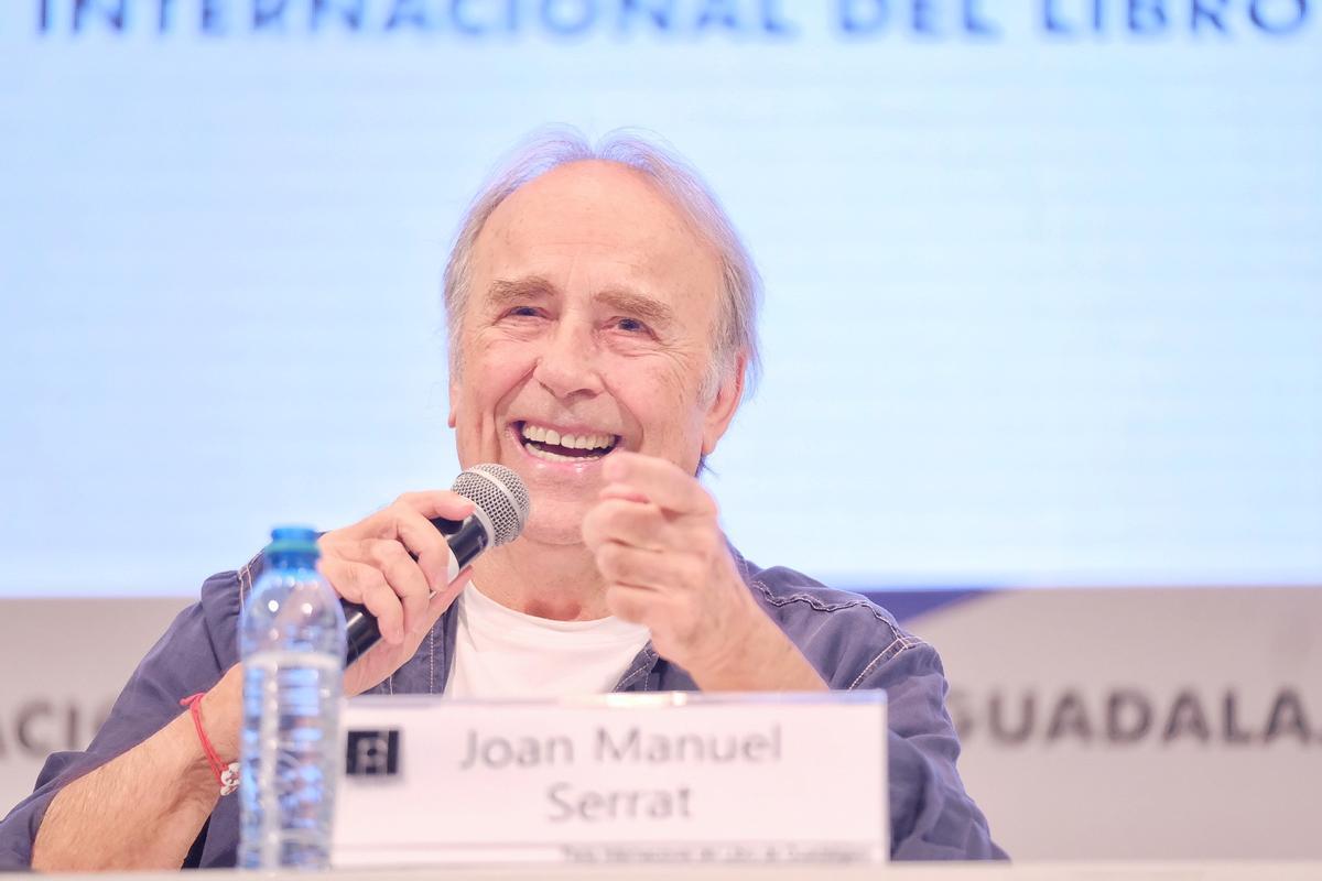 Joan Manuel Serrat en el pabellón de Barcelona en la FIL Guadalajara