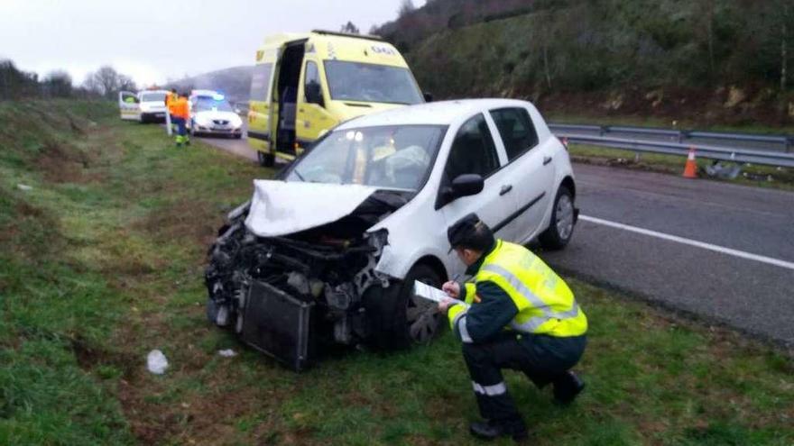 El vehículo siniestrado en la autovía A-52, en el término municipal de Allariz. // Faro