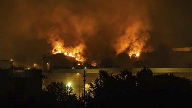 L’incendi que va començar a Carme (Anoia), vist des d’Igualada. | JORDI BORRÀS / ACN
