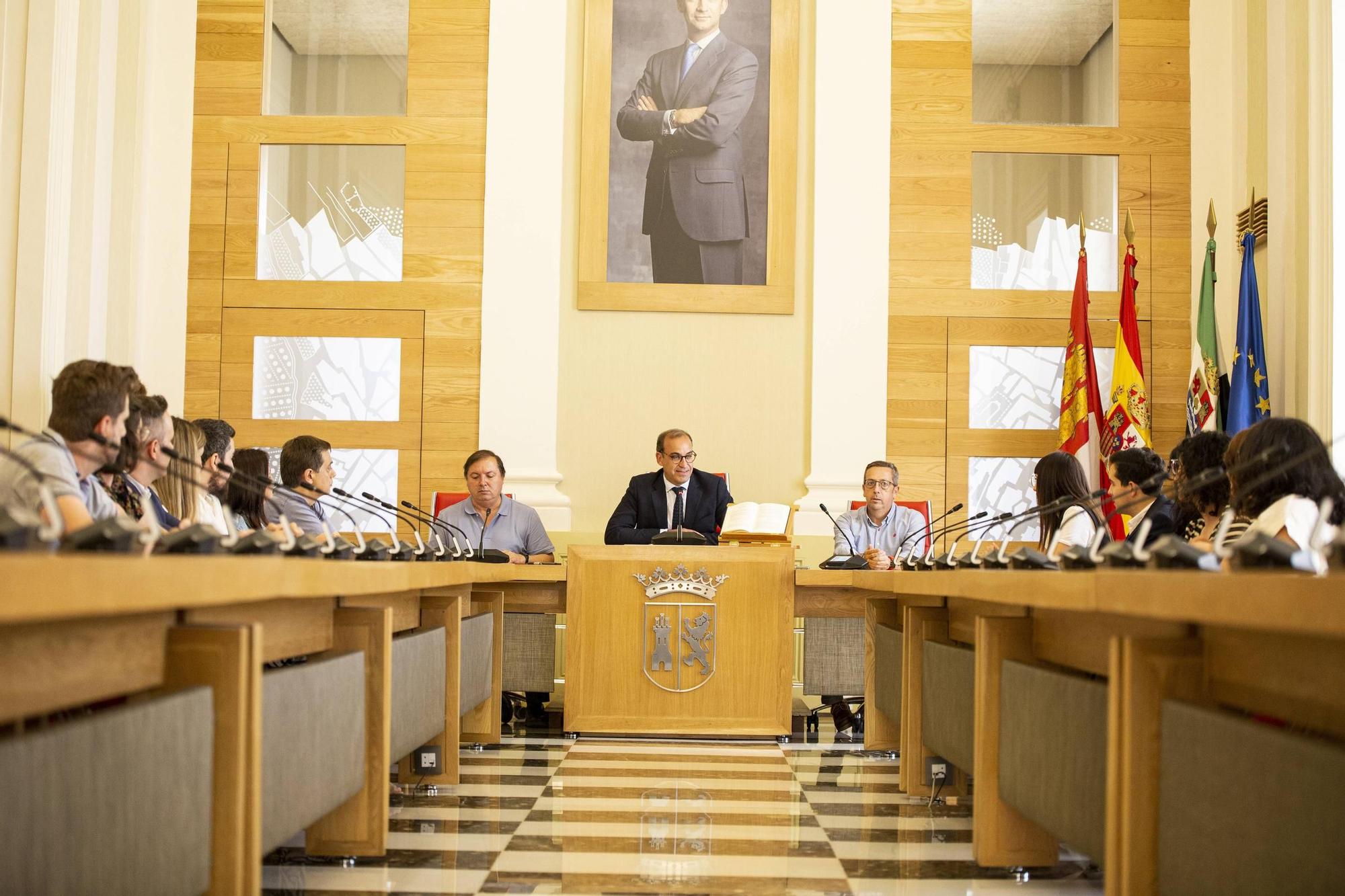Catorce nuevos funcionarios del Ayuntamiento de Cáceres juran su cargo