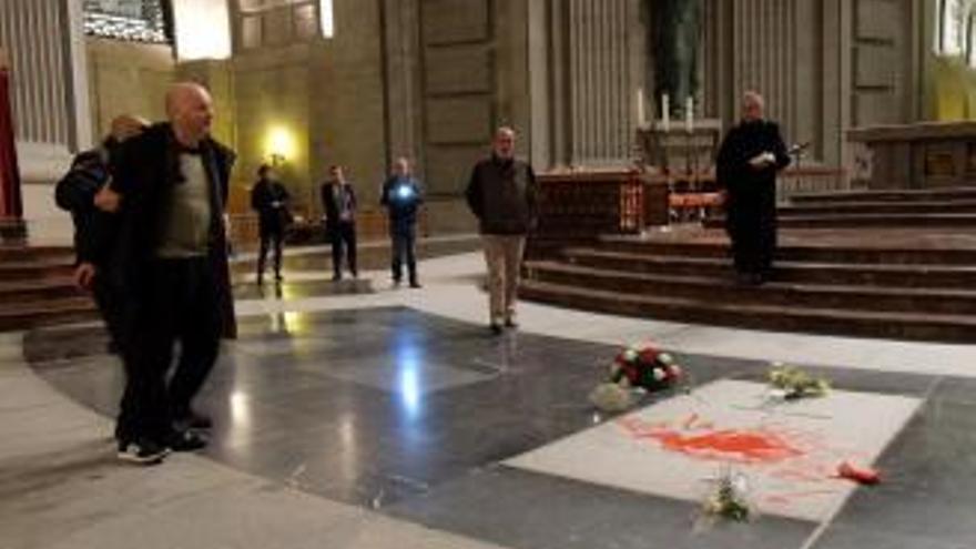 El artista coruñés que pintó la tumba de Franco presta declaración por desórdenes públicos y daños