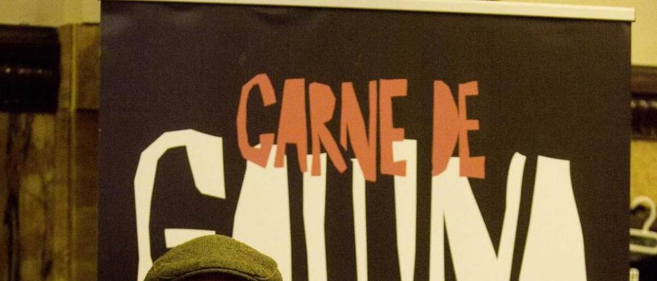 Maxi Rodríguez, junto al cartel de su obra &quot;Carne de gallina&quot;.