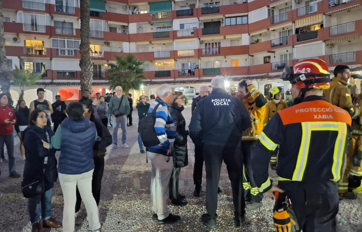 La angustia del incendio: fuerzas de seguridad y los desalojados en la plazoleta de Jávea Park