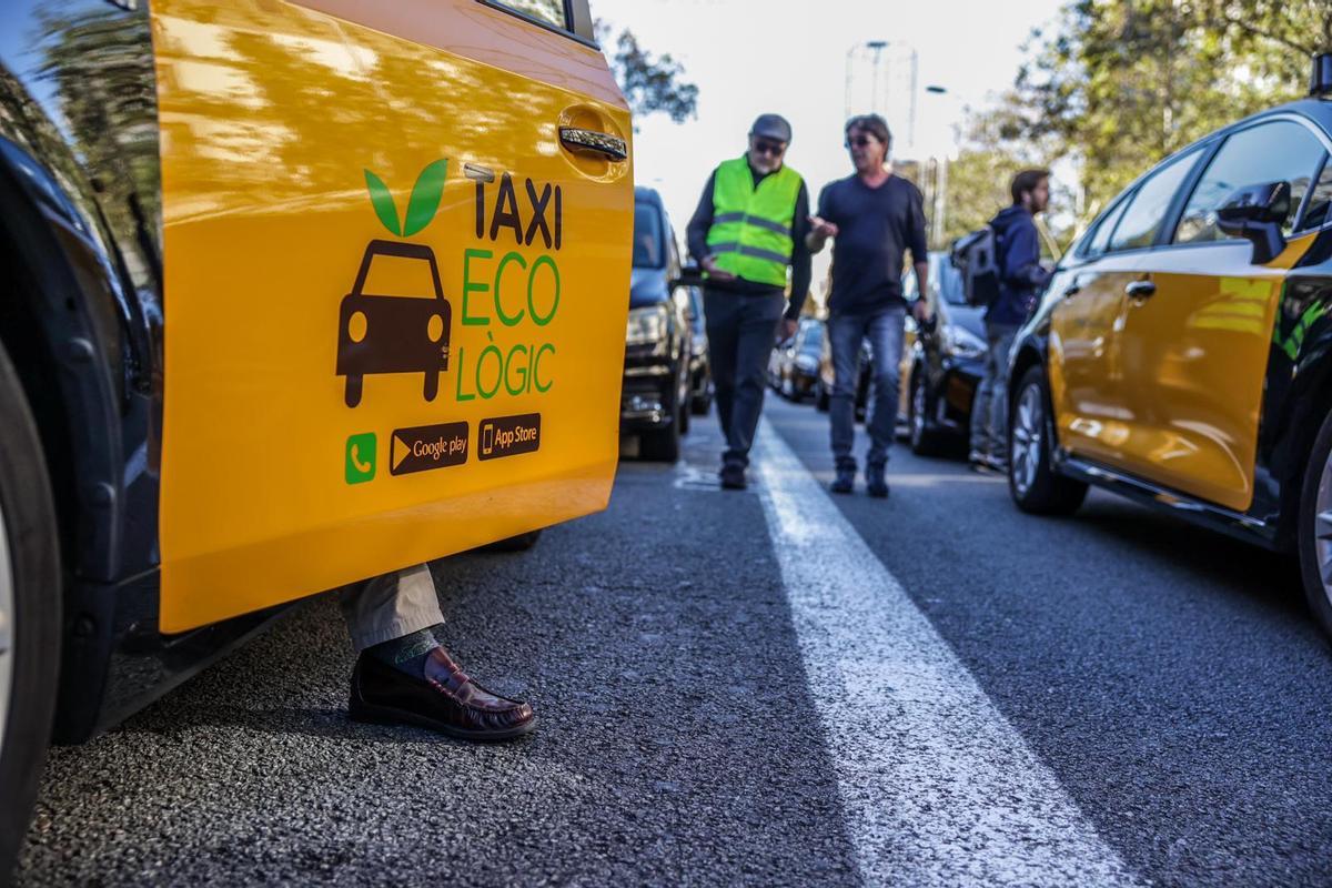 Marcha lenta de taxistas en Barcelona por la muerte de un compañero