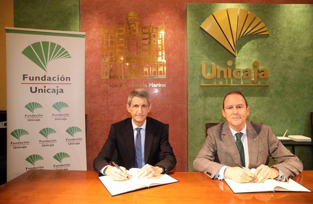 El presidente de la Fundación Bancaria Unicaja, José M. Domínguez, y el rector de la Universidad Internacional de Andalucía, José Ignacio García, en la firma del acuerdo.