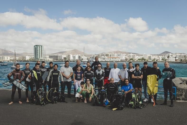 Arrecife limpia su marina