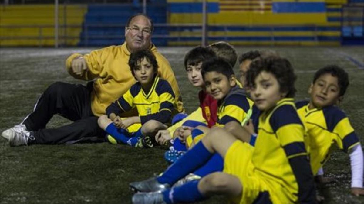 Trato familiar 8 Paco López (izq.), con niños del equipo benjamín.