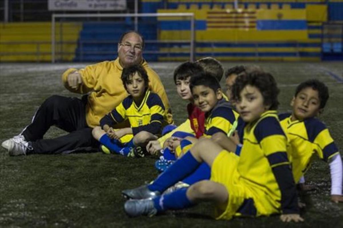 Trato familiar 8 Paco López (izq.), con niños del equipo benjamín.