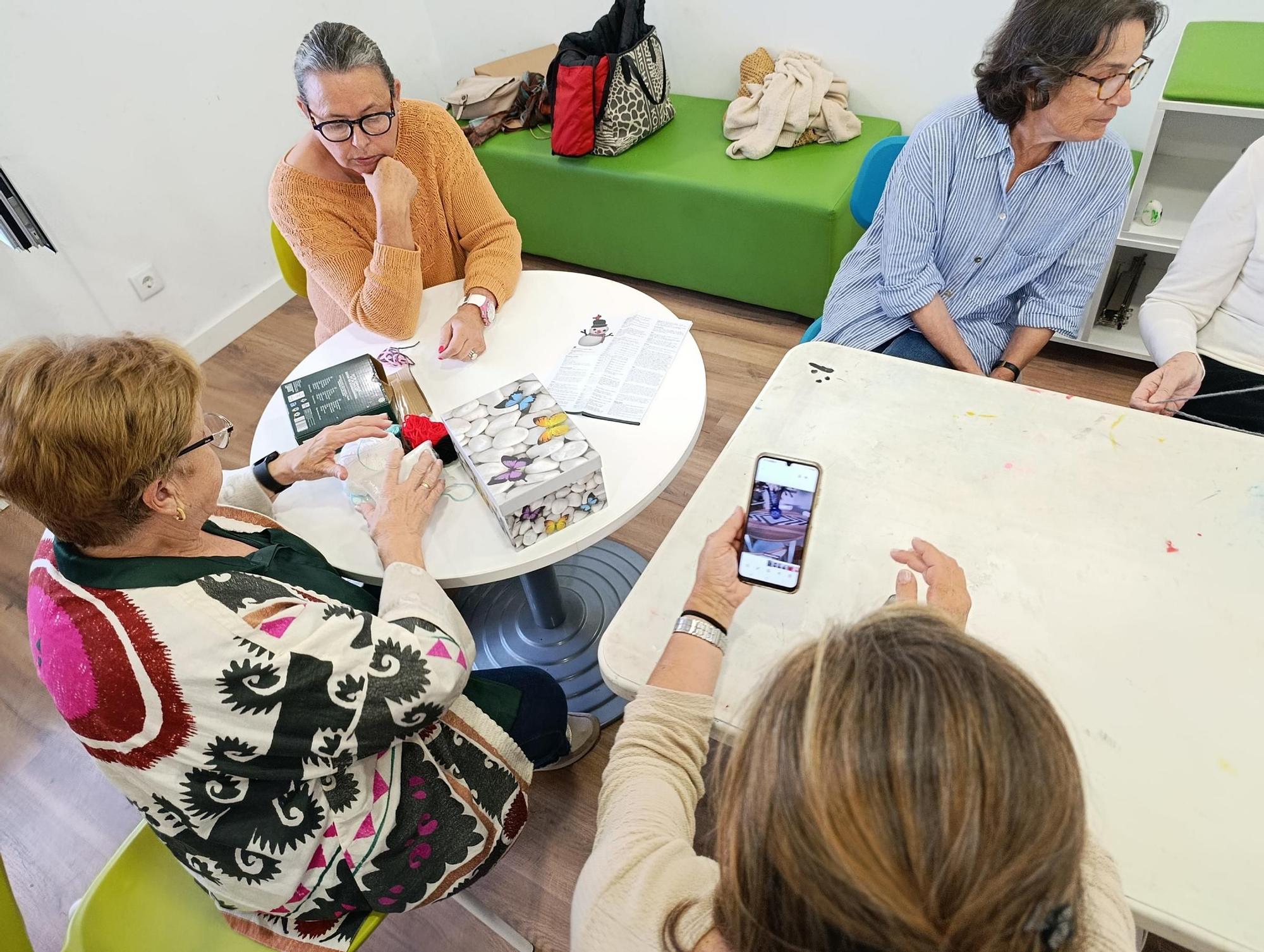 Entre lanas y patrones: así es el club de ganchillo de Soto de Llanera