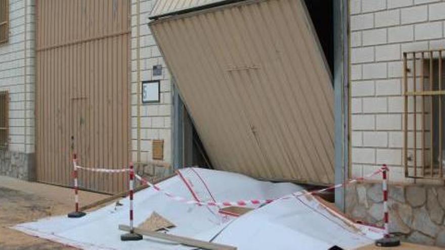 La empresa de Quart de Poblet permanecía ayer cerrada con restos de serrín en la puerta.