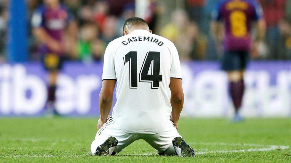 Casemiro se lamenta sobre el césped del Camp Nou